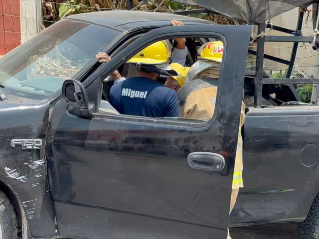Dos adultos mayores y dos jóvenes transitaban abordo de una camioneta