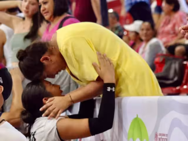 La atleta de la CDMX no pudo contener las lágrimas de la alegría junto a su madre