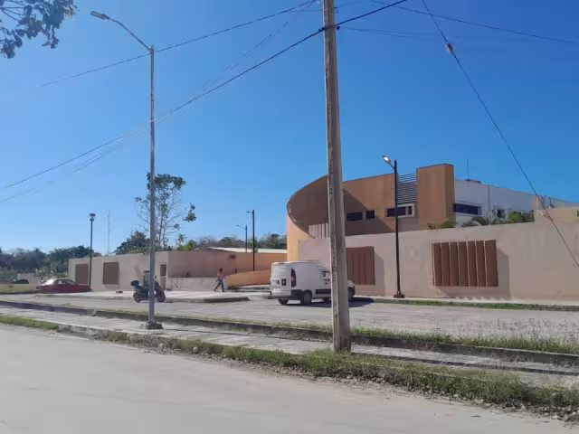 El maquinista echo reversa y no se percato que de encontraba un hombre sentado