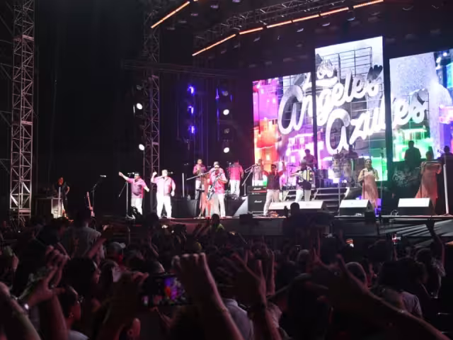 A sólo unos minutos de comenzar el concierto, decenas buscaban ingresar al estadio, aunque también se instalaron pantallas