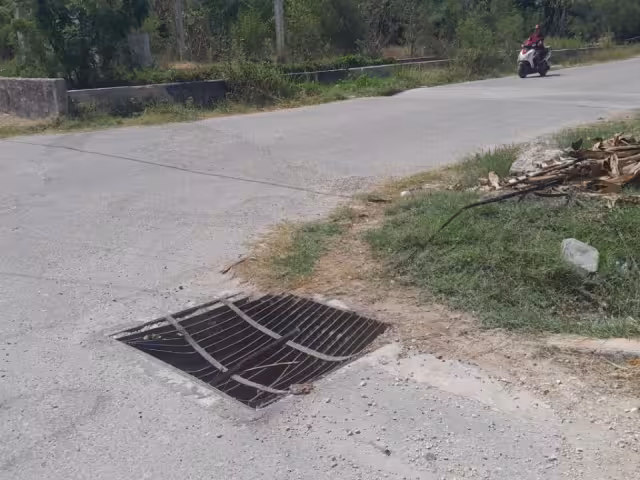 Jóvenes intentan robar rejilla de alcantarilla