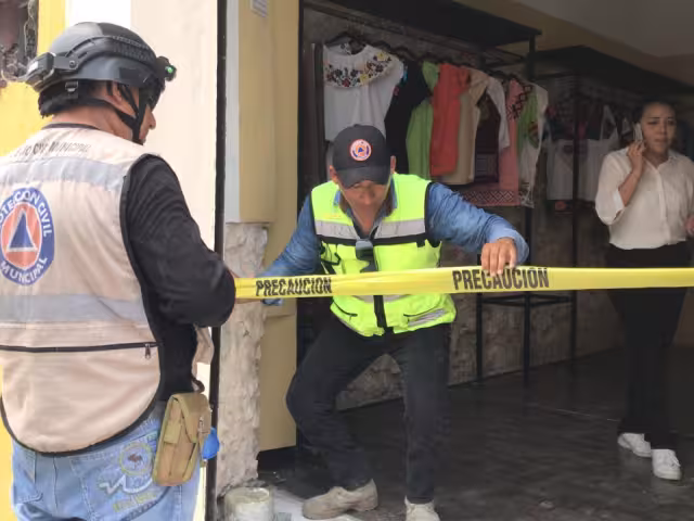 Los rescatistas desalojaron a ocho clientes y a las encargadas