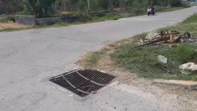 Jóvenes intentan robar rejilla de alcantarilla