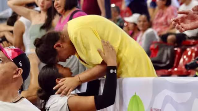 La atleta de la CDMX no pudo contener las lágrimas de la alegría junto a su madre
