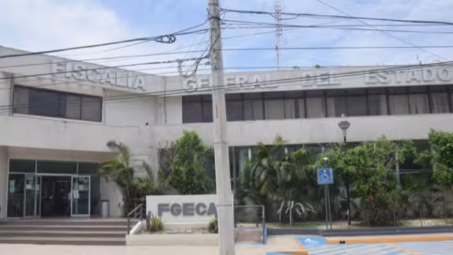 Vestía short amarrillo y blusa negra