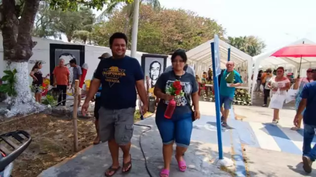 Con flores y velas visitan a sus madres