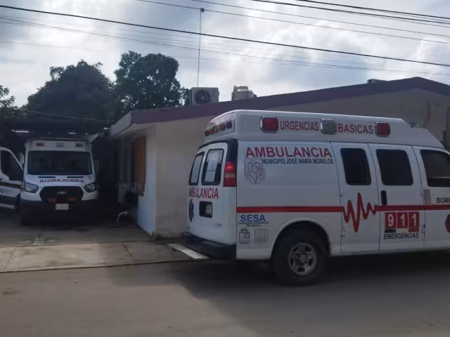 Profesora de secundaria es trasladada a hospital tras torsión del pie en José María Morelos.