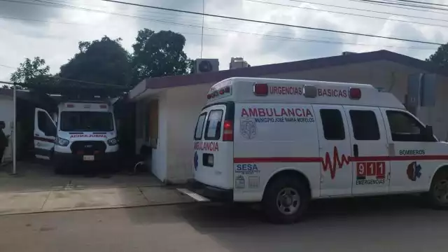 Profesora de secundaria es trasladada a hospital tras torsión del pie en José María Morelos.