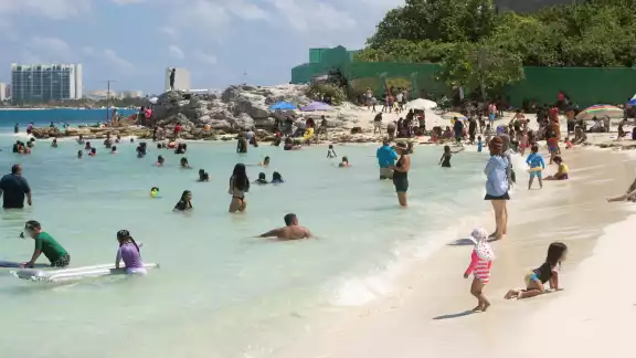 En Semana Santa, las playas de todo el país lucen llenas de turistas nacionales que aprovechan este periodo vacacional. En Semana Santa, las playas de todo el país lucen llenas de turistas nacionales que aprovechan este periodo vacacional.