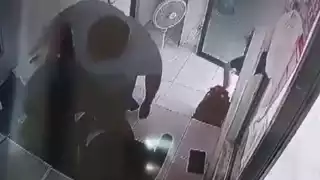 Hombre golpea a guardia de una privada en Monterrey por negar acceso a la novia de su hijo: VIDEO 