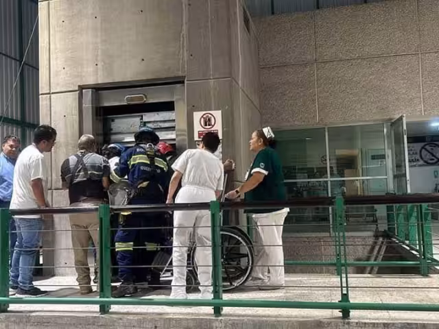 Tres pacientes quedaron atrapados en un elevador de la UMF número 13.