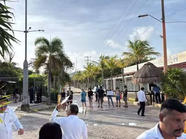 Bloquean tramo vial, exigen mejoras en colonia de Mahahual, Quintana Roo