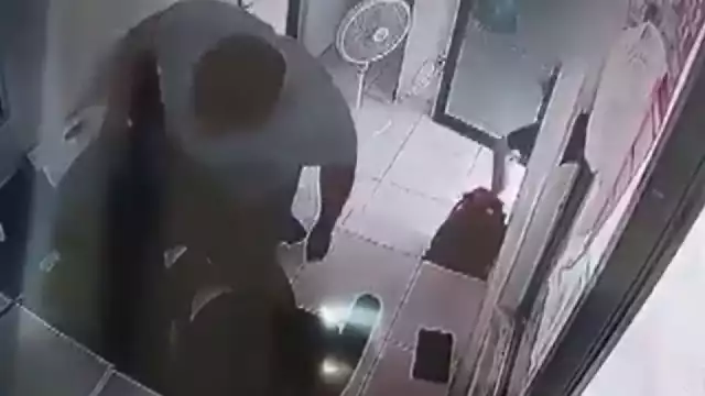 Momento exacto en que hombre ataca a guardia