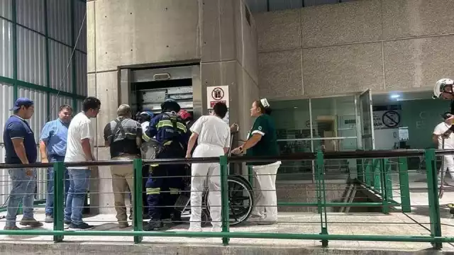 Tres pacientes quedaron atrapados en un elevador de la UMF número 13.
