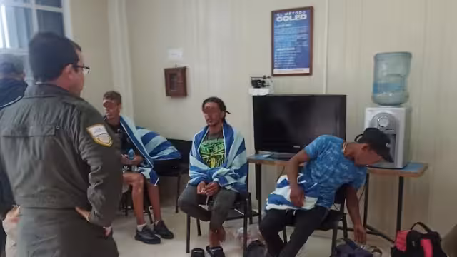 Un reporte relativo al arribo del navío menor con siete hombres, los cuales, al ser evaluados de su condición de salud