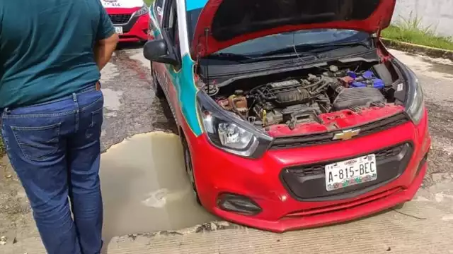 Un taxista sufrió daños significativos en su vehículo al caer en un bache en Ciudad Concordia