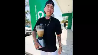 “Molcajete no tengo y vergüenza tampoco”: Le cortaron la luz y fue a preparar su salsa a oficinas de la CFE