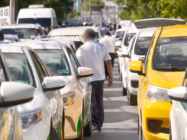 Se registra otra denuncia contra taxistas de Cancún; días atrás se expusieron dos casos de influencers