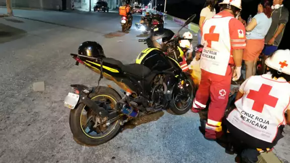 Paramédicos de la Cruz Roja acudieron al lugar para atender a los lesionados