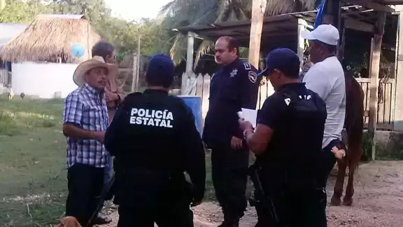 Elementos policiacos estatales acudieron al lugar de los hechos para recabar información. Elementos policiacos estatales acudieron al lugar de los hechos para recabar información.