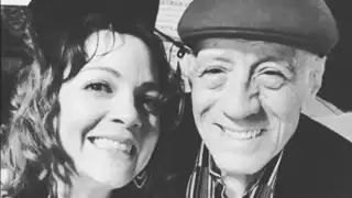 “¡Qué vengan las flores!”, así se despide Natalia Lafourcade de Miguel Peña, fundador de Los Macorinos