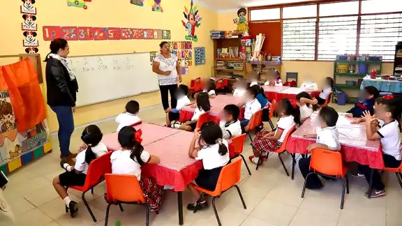 Unas 100 personas participaron en la consulta que se llevó a cabo en el domo deportivo de San José Segundo para que la instrucción bilingüe sea obligatoria