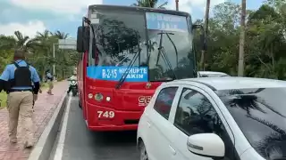 Camión de transporte golpea a un auto en  Cancún e intenta darse a la fuga