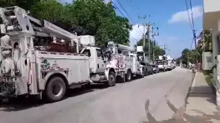 CFE despliega flotillas de más de 50 vehículos en Calkiní ante llegada del Huracán Beryl: VIDEO 