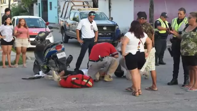 Motociclista se vuela su alto dejando como saldo un lesionado