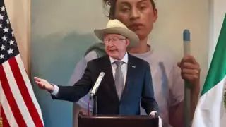 Ken Salazar niega responsabilidad de EU en la violencia de Sinaloa