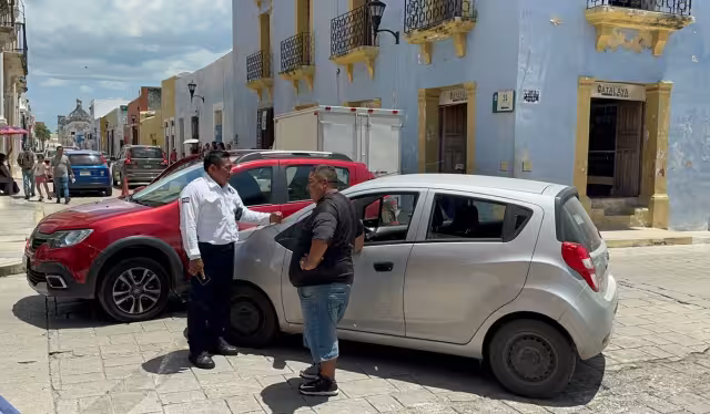 Una pareja de turistas causó un accidente vial en la zona Centro al no respetar un alto.