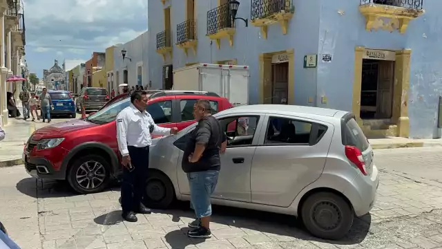 Una pareja de turistas causó un accidente vial en la zona Centro al no respetar un alto.