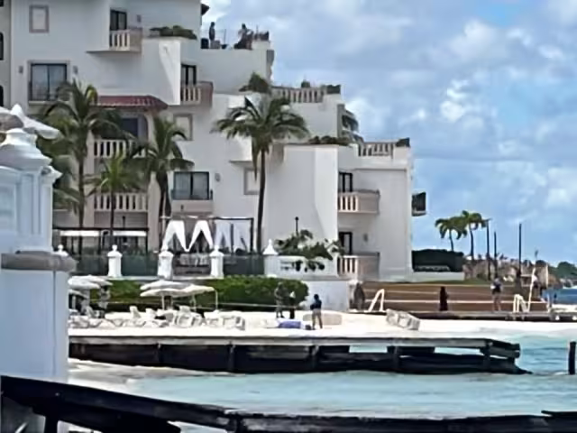 Turista da testimonio tras la ejecución de un hombre en la Zona Hotelera en Cancún