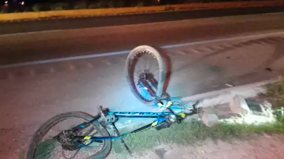 La bicicleta terminó doblada y sobre la carretera por el fuerte impacto. La bicicleta terminó doblada y sobre la carretera por el fuerte impacto.