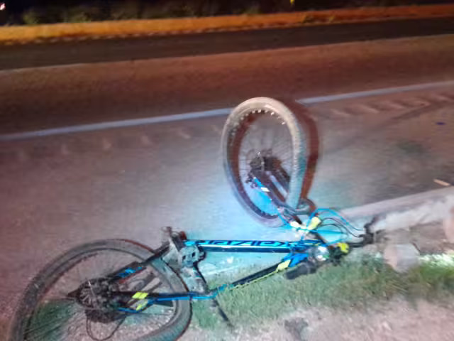 La bicicleta terminó doblada y sobre la carretera por el fuerte impacto.