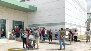 Familiares y visitantes eran obligados a aguardar afuera, a pleno sol. A pesar de que hay áreas comunes climatizadas y vacías, les negaban la entrada