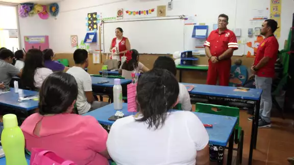 Los maestros de las escuelas recibirán actividades de capacitación sobre cómo llevar a cabo de forma eficiente una llamada de emergencia al 911. Los maestros de las escuelas recibirán actividades de capacitación sobre cómo llevar a cabo de forma eficiente una llamada de emergencia al 911.