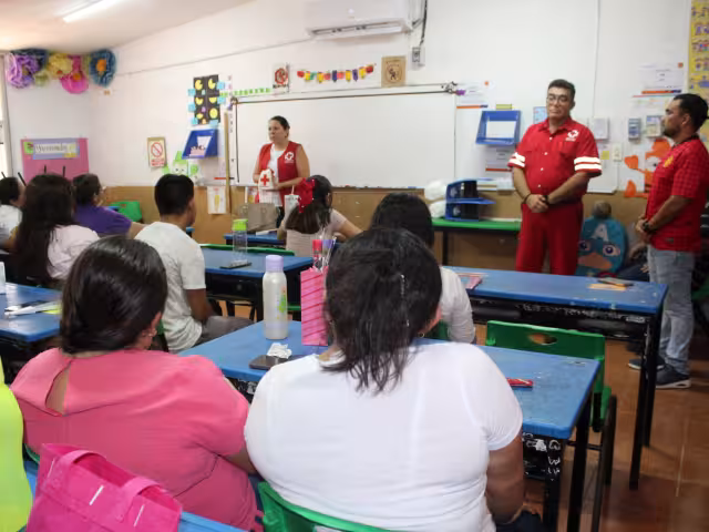 Los maestros de las escuelas recibirán actividades de capacitación sobre cómo llevar a cabo de forma eficiente una llamada de emergencia al 911.