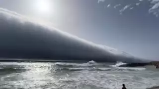  ¿Tsunami de nubes? Un raro fenómeno azotó y sorprendió a los visitantes de esta playa; ¿qué es y por qué se forma?