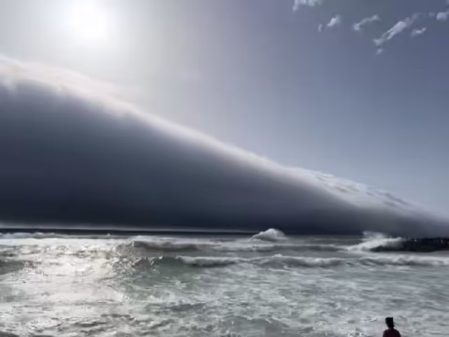 El fenómeno captó la atención por completo de los bañistas.
