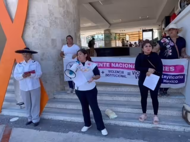 Mujeres protestan en Juzgados Familiares Orales ante violencia vicaria en Chetumal.