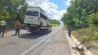 Van arrolla a un motociclista y pierde la vida en la carretera federal Xpujil-Chetumal 