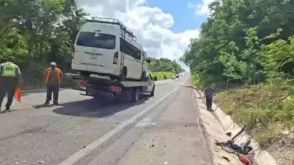 Debido al impacto, la víctima perdió la vida al instante; su cuerpo fue trasladado a las instalaciones de la Semefo Debido al impacto, la víctima perdió la vida al instante; su cuerpo fue trasladado a las instalaciones de la Semefo