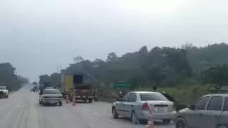 Personas de los alrededores aprovecharon para llevarse cajas con alcohol