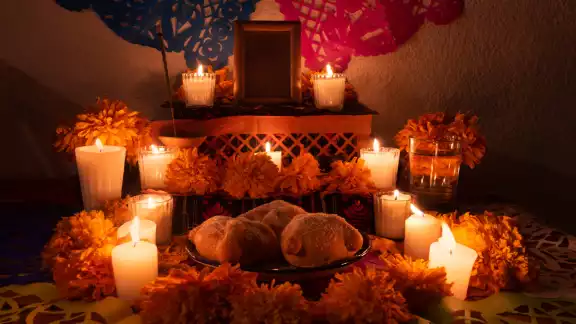 La ofrenda del Día de Muertos es una forma de honrar y recordar a los seres queridos fallecidos La ofrenda del Día de Muertos es una forma de honrar y recordar a los seres queridos fallecidos