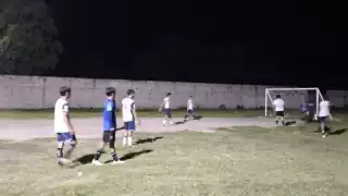 Se juegan emocionantes partidos de futbol 7 en el campo de la capilla en Sabancuy