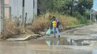 Fango, baches y drenaje colapsado afectan a colonia Nueva Esperanza de  Champotón   