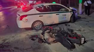 Motociclista termina grave tras ser impactado por un taxi en la Av. López Portillo de Cancún