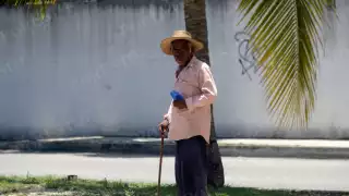Con bastón y sin vista en un ojo: Así es como Plutarco, un abuelito chiapaneco sobrevive  en las calles de Cancún