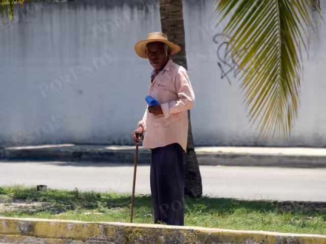 Pese al dolor y los rayos del sol, el hombre no se rinde para obtener algunas monedas